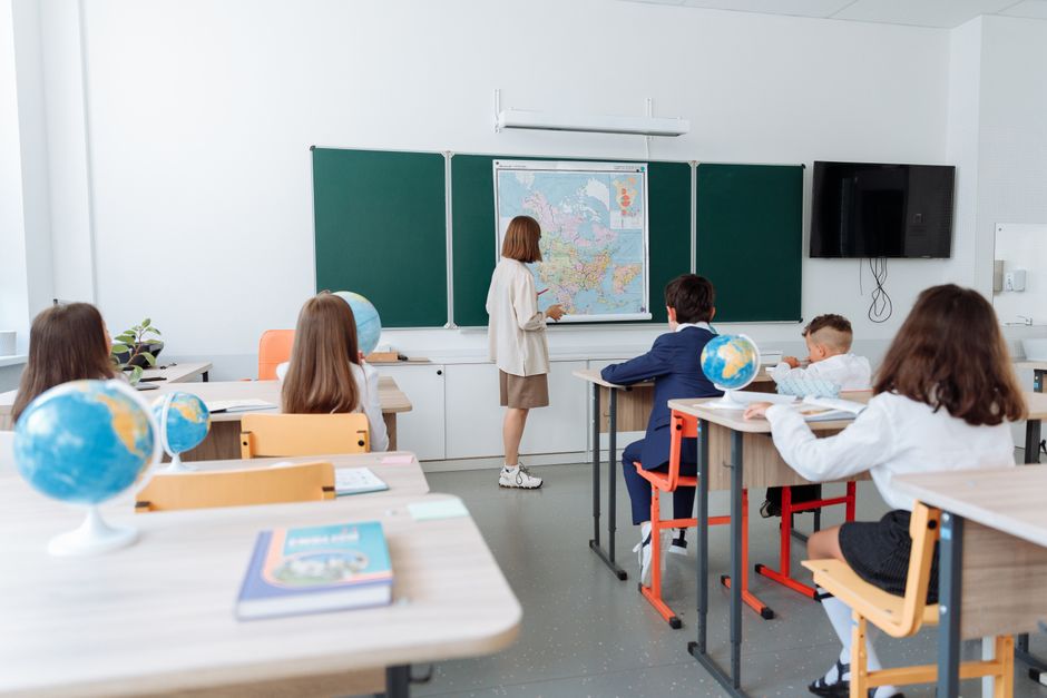 Teilnehmer in einer kleinen Lerngruppe bei einem Datenanalyse Kurs